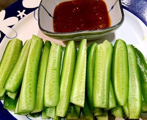 黄瓜蘸酱用甜面酱还是用黄豆酱大厨都不对难怪味道不好吃