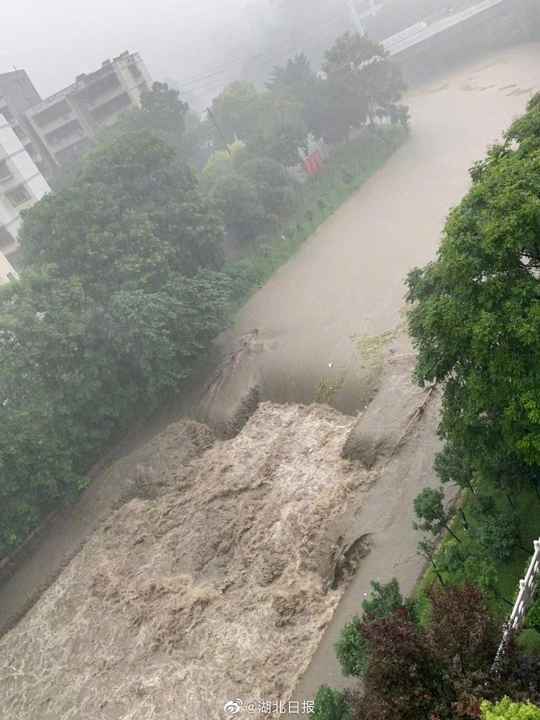 宜昌,襄阳,荆门遭遇暴雨袭击 城区出现不同程度内涝