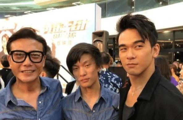 57岁钱小豪依然魅力十足,妻子貌美如花,两个儿子长相差很大