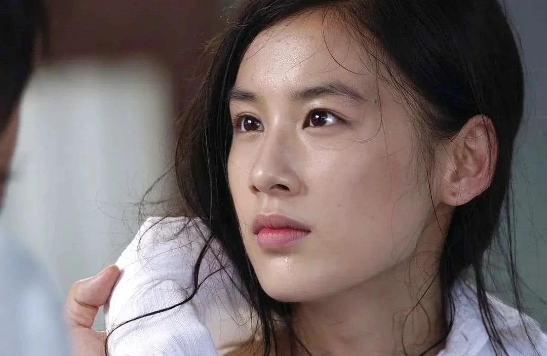 在电影《功夫》里,黄圣依扮演一个清纯可爱的哑女.