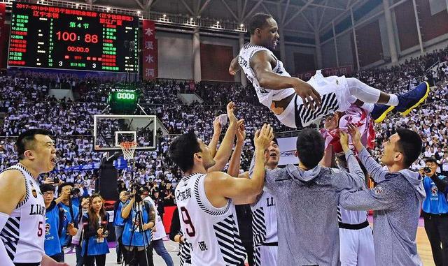 郭艾伦强行突破坑老叔,吴前才是亚一控,球迷呼唤哈德森