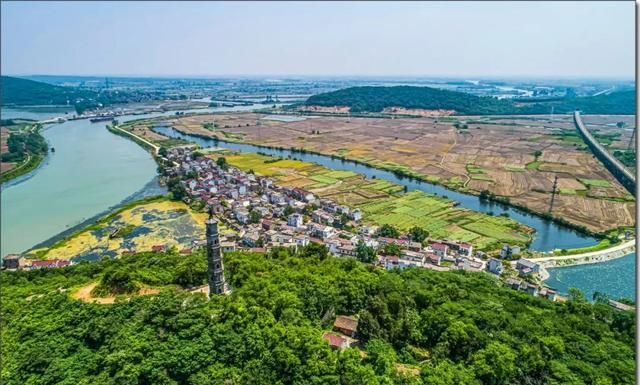 有龙脉之气,怕危及明朝江山,于是编一借口,在龟山上建塔为锥,以镇龙脉