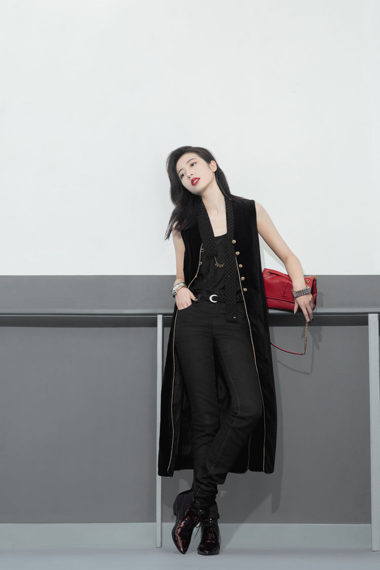 周雨彤就是行走的衣架子黑色背心皮裤对镜自拍简直a爆了