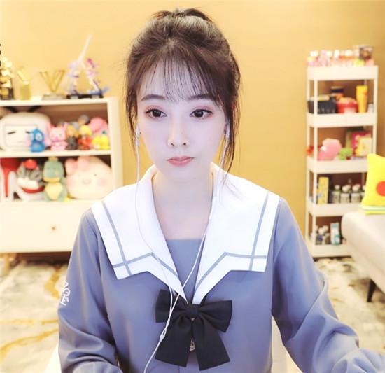 这次直播的时候,冯提莫穿了一身jk制服,让很多的人直呼自己恋爱了