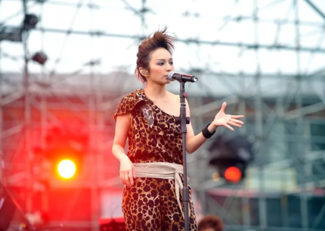 曾经误以为自己是乐队灵魂,飞儿乐队把主唱赶走!如今怎样了