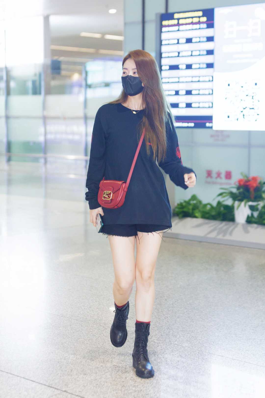 单身后的白冰太霸气!黑色露脐装大秀马甲线,34岁保养如18岁少女