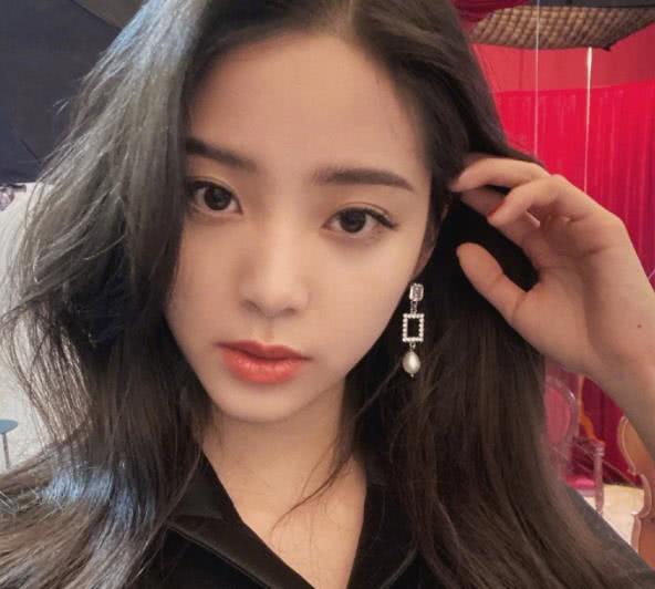 欧阳娜娜不光在圈内人缘好,受到前辈们的认可,她本身在现实生活中也