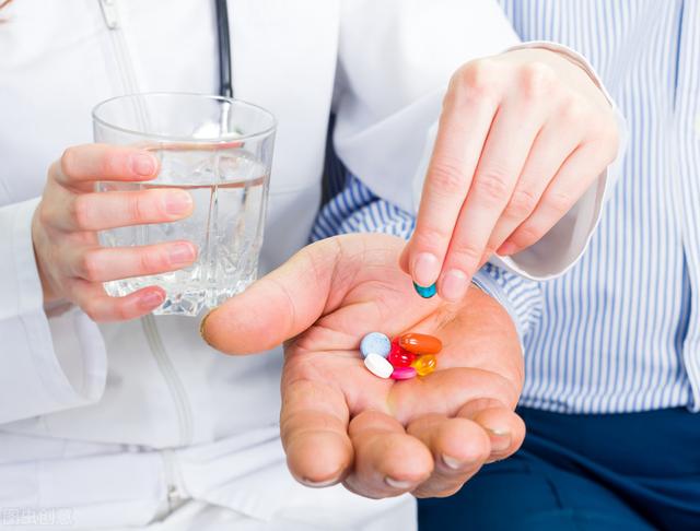 老年人用药需谨慎,这6个禁忌要牢记在心,避免适得其反