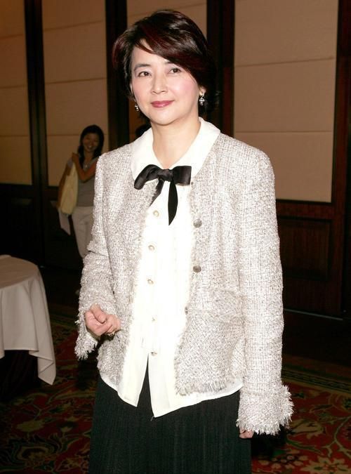 胡慧中即使发了福穿上红裙帆布鞋一样优雅有气质