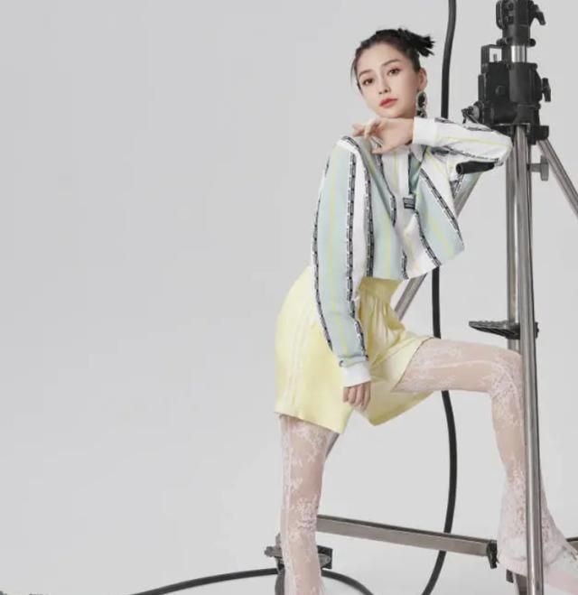 杨颖的"袜腿"才是真绝色,明明什么都没穿,双腿却白到透光