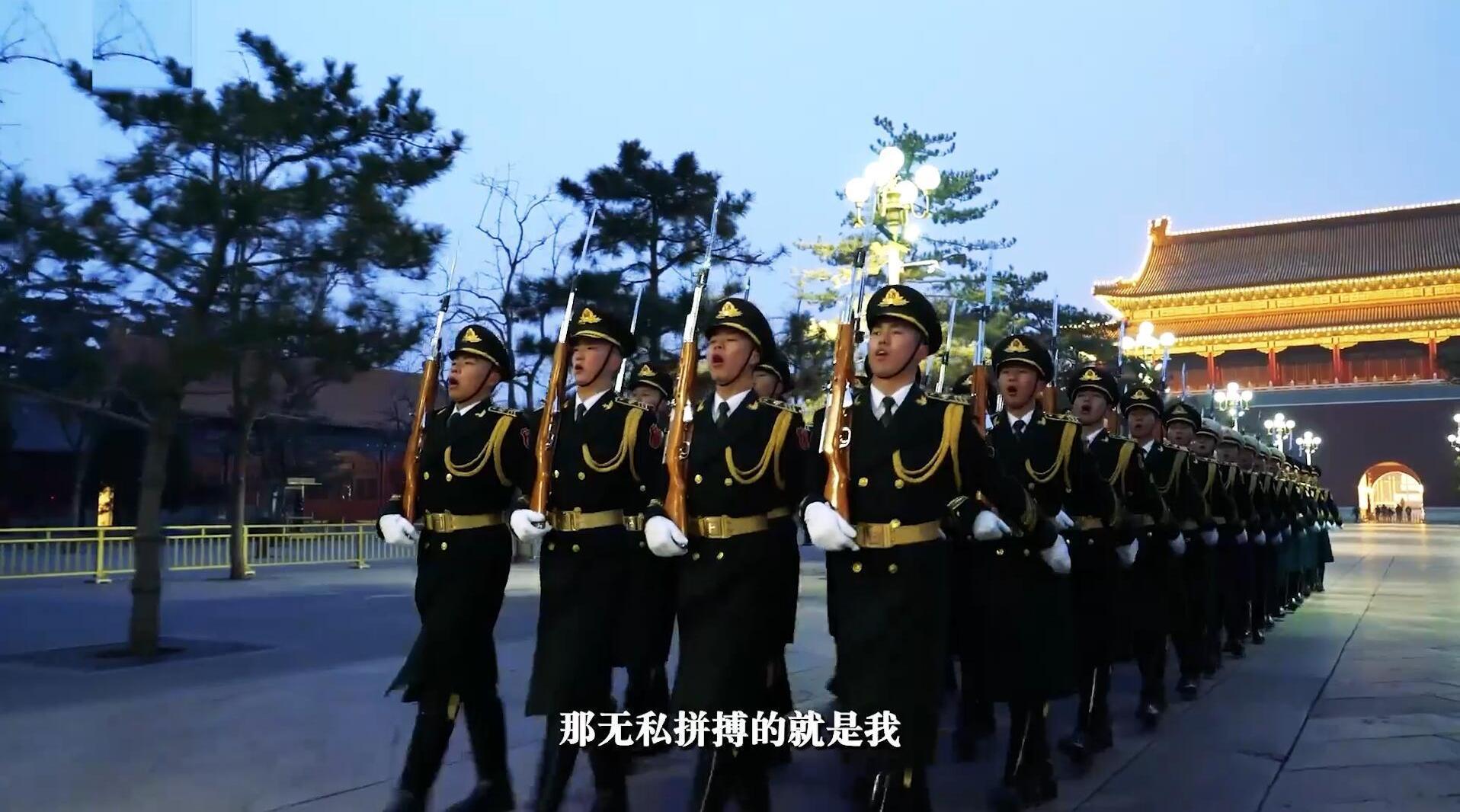 仪仗队行走在故宫,整齐的步伐与嘹亮的歌声,流露出独特的魅力!