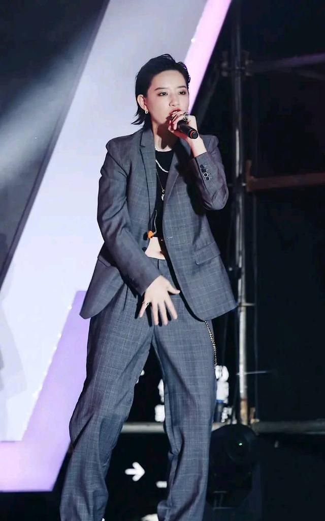 乘风破浪瞬间点燃全场的李斯丹妮中性酷帅风让人沉醉不已