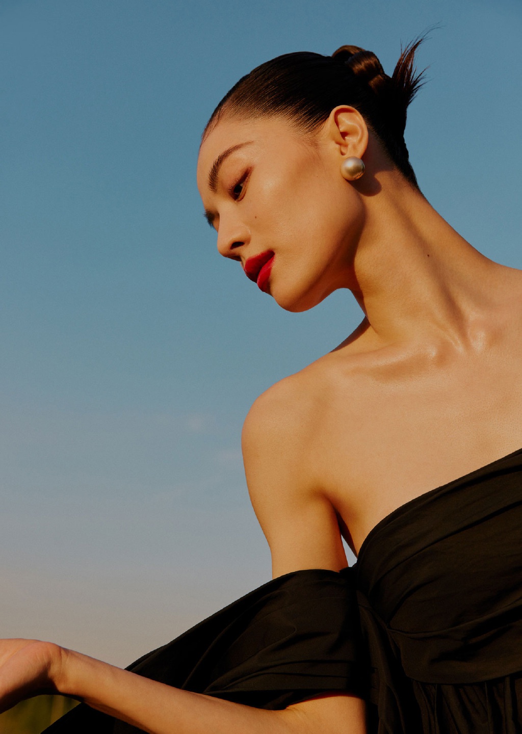 钟楚曦不愧是"高级脸",真的太适合大红色了,站鲜花中优雅高贵