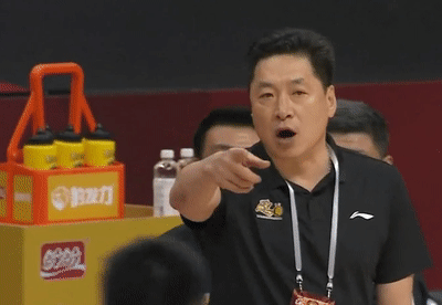 57岁李春江风格大变,频出表情包,跟之前太不一样