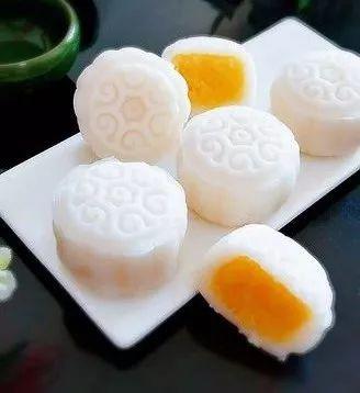 精选美食:椰蓉冰皮月饼,巧克力流心月饼,胡萝卜汤,宫保鸡丁