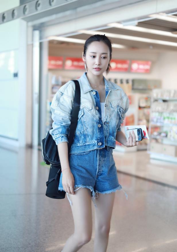 李纯这裤子挺零碎短裤边上布料变线条这打扮真时髦