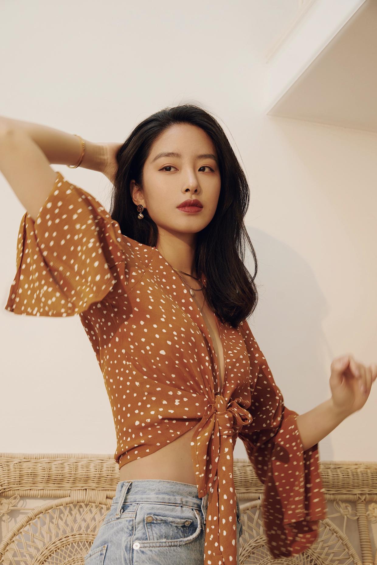 杨采钰真好一朵人间富贵花,橘红色衬衫打个结就出门,高级感爆棚