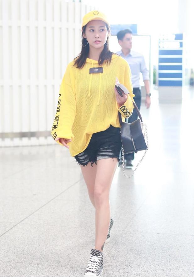 李纯这裤子挺零碎短裤边上布料变线条这打扮真时髦