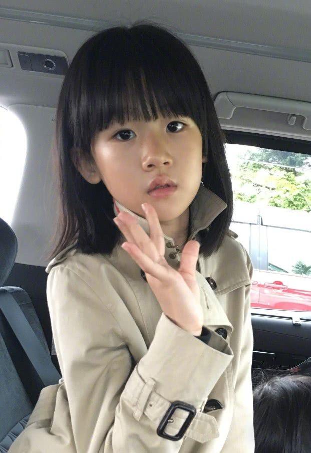 陆毅女儿颜值太高被禁止整容12岁穿15厘米短裙腿长110