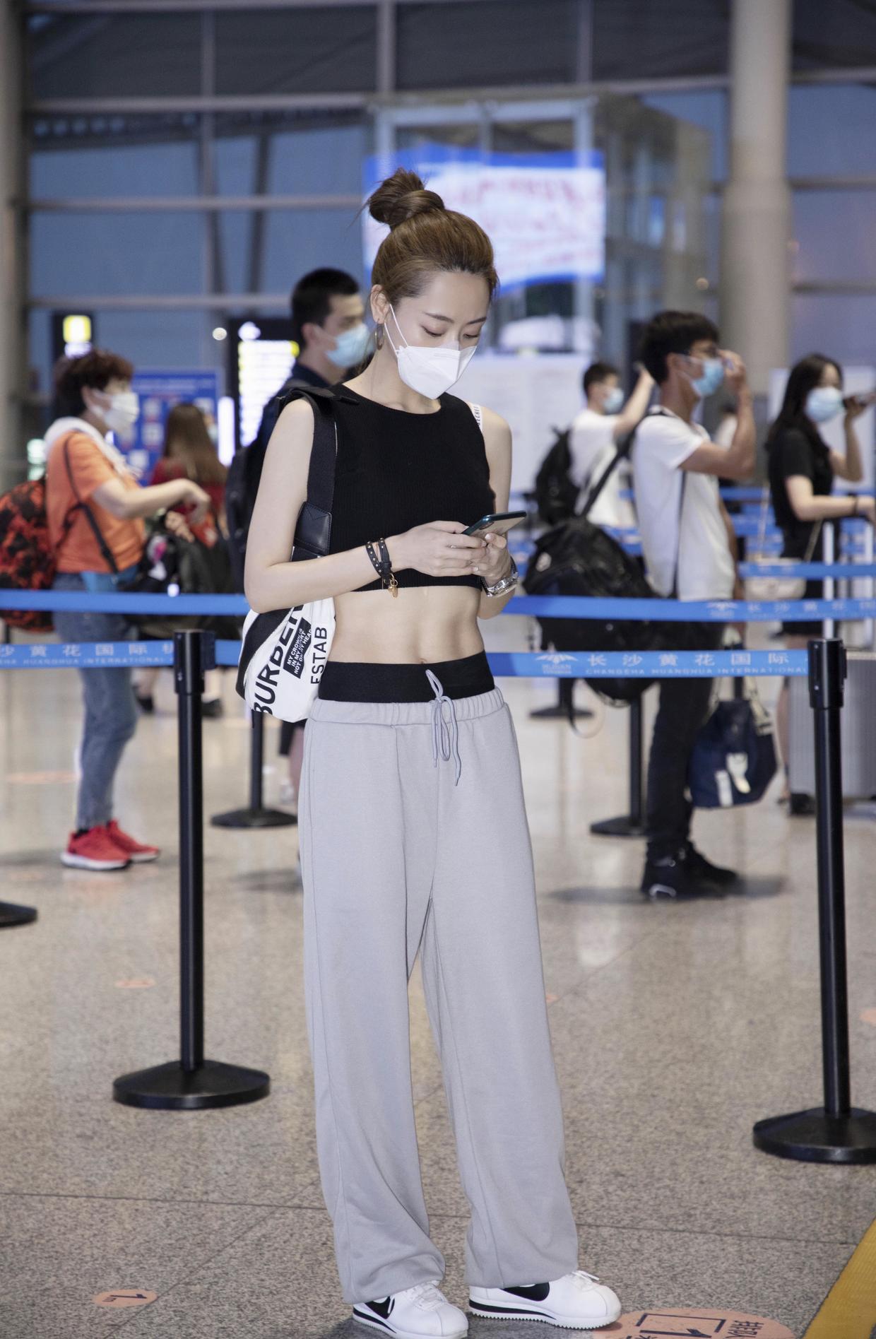 单身后的白冰太霸气!黑色露脐装大秀马甲线,34岁保养如18岁少女