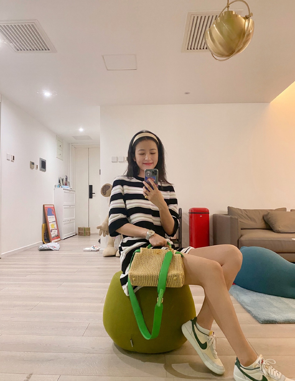 身高167的周雨彤能有86斤?穿条纹套装裙,秀小腰骨头好凸出