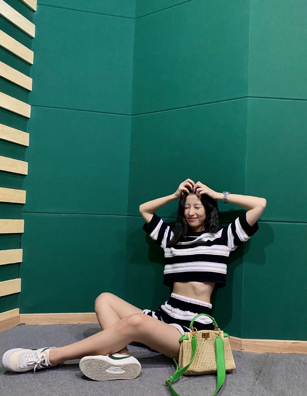 身高167的周雨彤能有86斤?穿条纹套装裙,秀小腰骨头好凸出