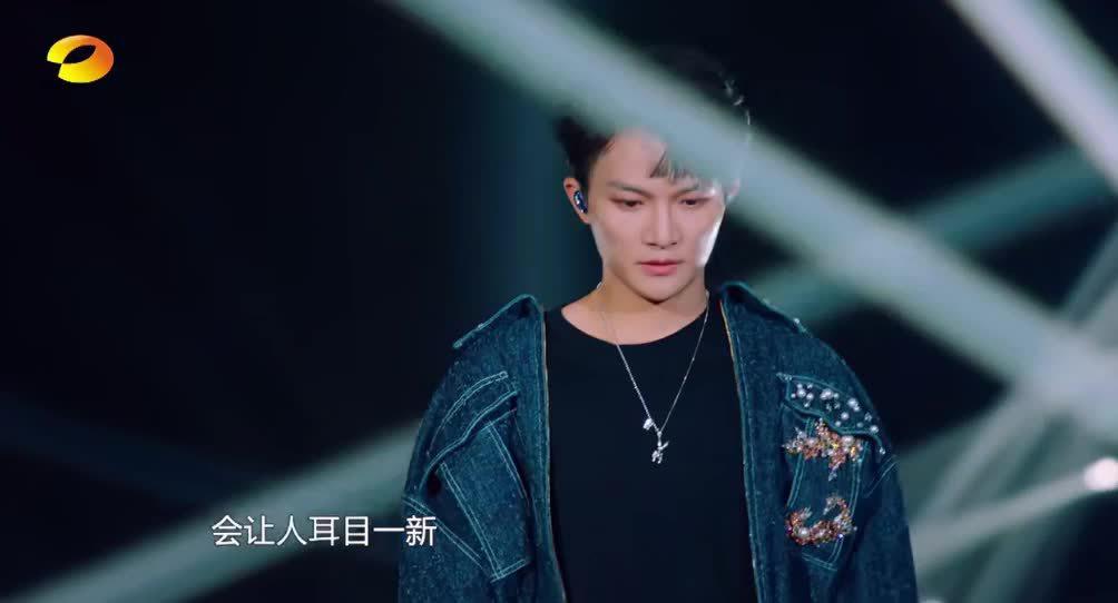 周深《自己按门铃自己听》live 周深在歌手演绎《自己按门铃自己听》