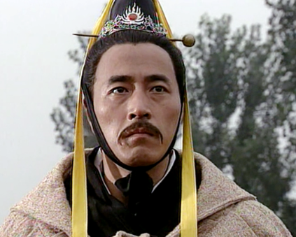 有了上卿的身份,管仲便可以理所当然地管理朝廷官员了.