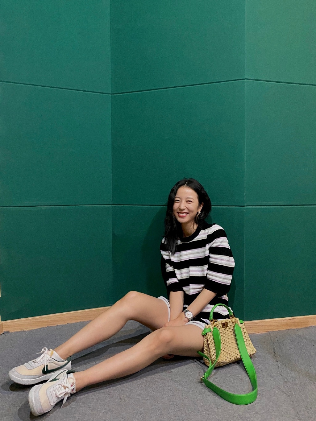 身高167的周雨彤能有86斤?穿条纹套装裙,秀小腰骨头好凸出