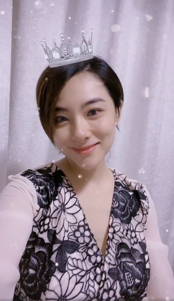 刘璇挺大肚搞怪自拍,预产期将至剪超短发,满脸笑意幸福藏不住|刘璇|预产期|笑意_新浪新闻