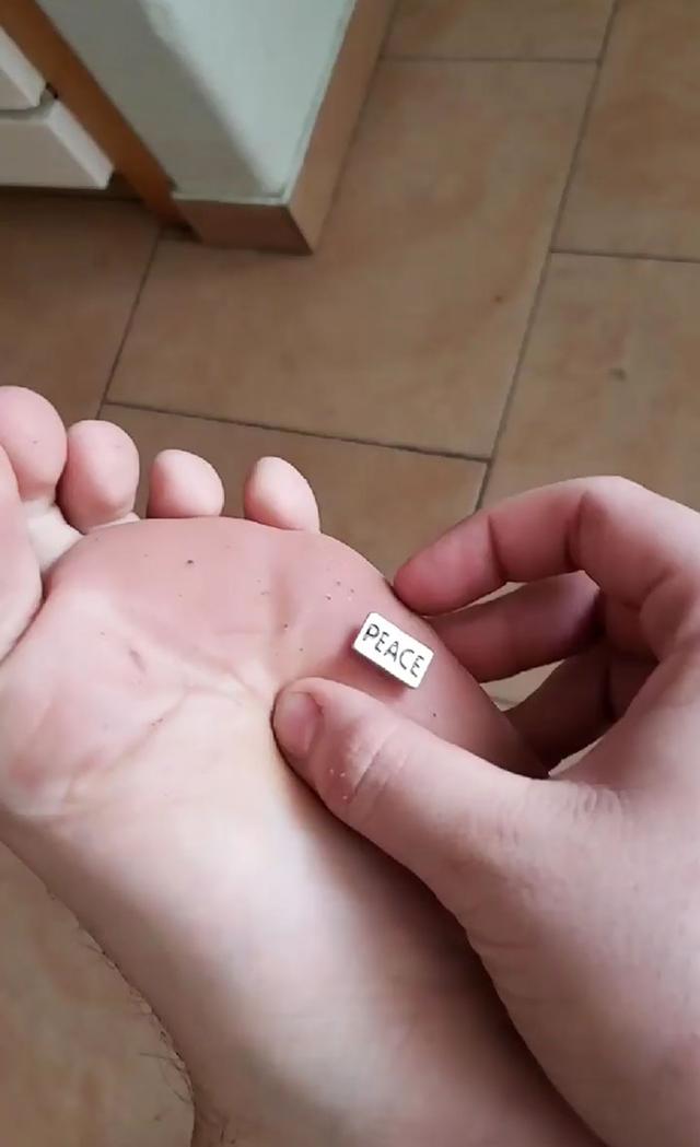 早上刚下床就踩到了一颗图钉,现在心情非常的平和(peace)