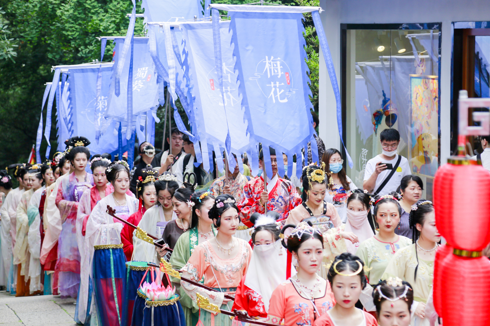 款款而来,她们带领着一众"花仙"步入会场,进行了汉服走秀,汉唐群舞