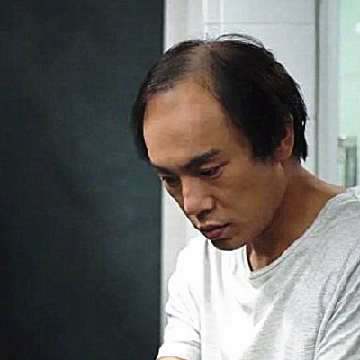 通过照片我们能够看到,秦昊在拍戏之前都会特意戴上