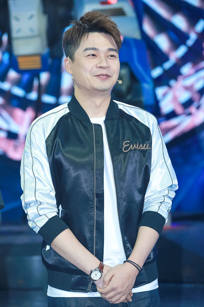 他终究娶了那个给他递话筒的女孩主持人沈涛妻子深藏不露