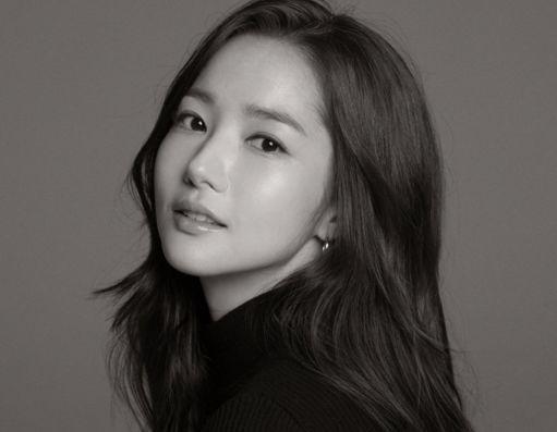 18岁开始整容,20岁出道,9年变脸3次,如今32岁依旧是"女神"