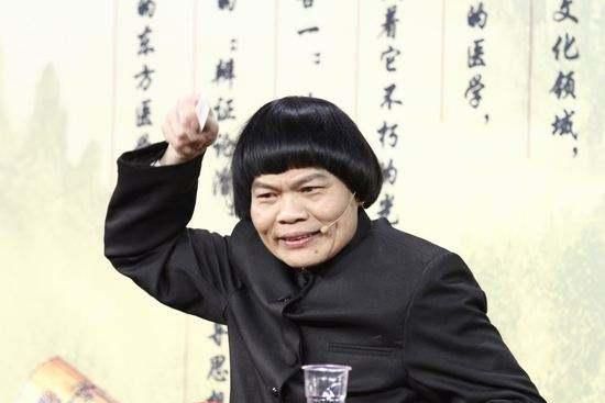 因饰演丑角成名的八两金,被妻子败光百万资产,现和3个女友同居