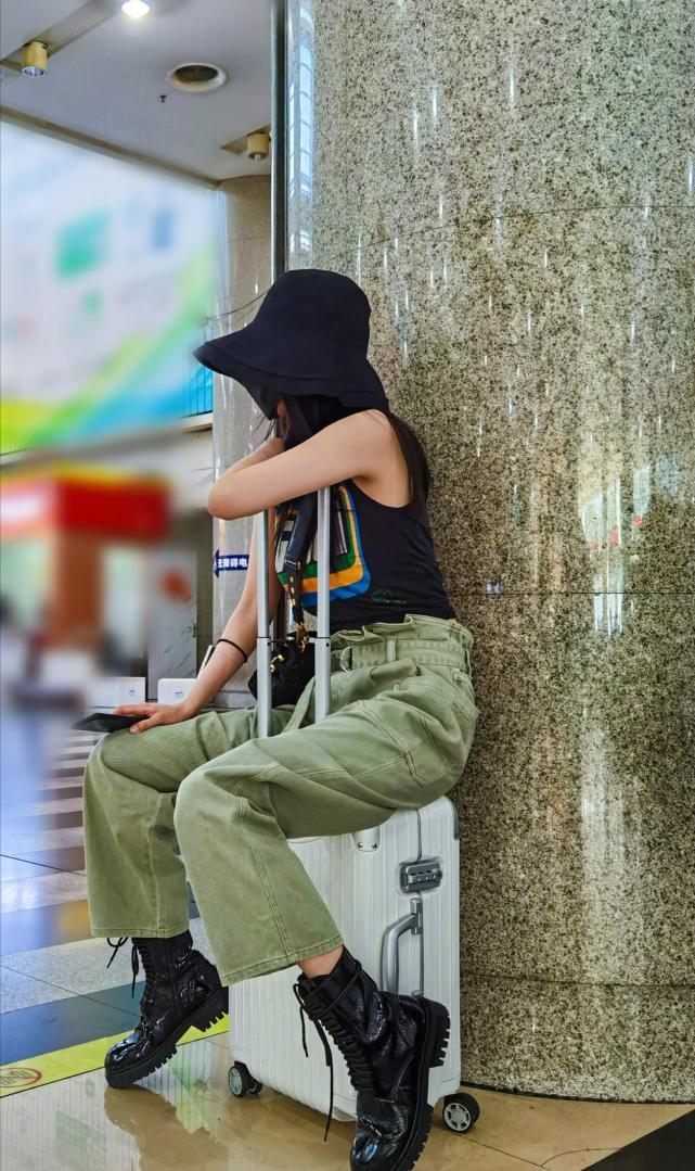 杨幂果真会穿!大红色开衫配t恤精致优雅,露出纤细锁骨够养眼