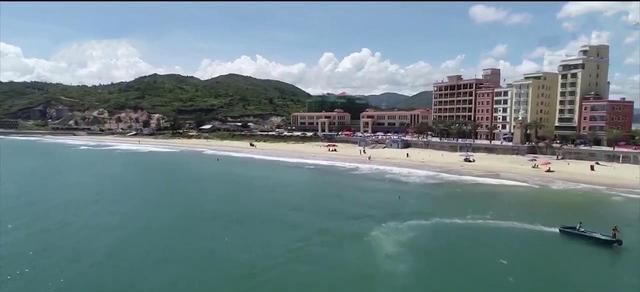 日前,广东省深汕合作服务区(原汕尾海丰县)鮜门镇百安海滩发生游客