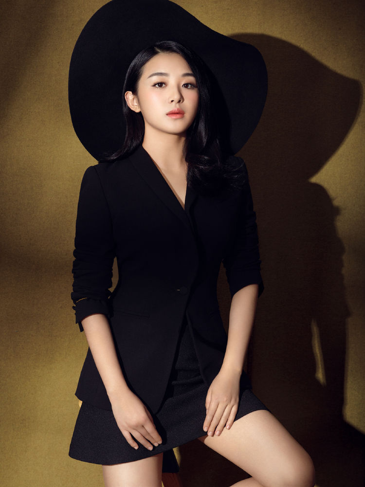 张含韵出道16年颜值依旧似当年穿改良风旗袍扎哪吒头好可爱