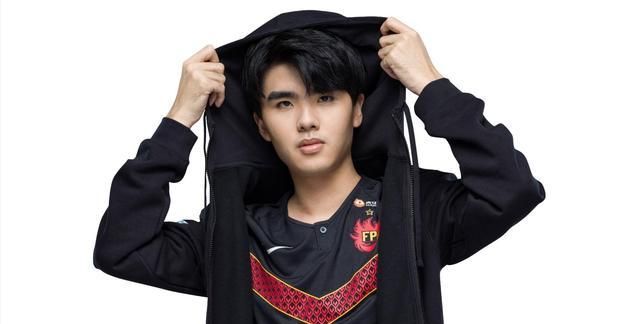 fpx全员做出改变!硬币哥转型传统中单,可汗渐变"贡具人"