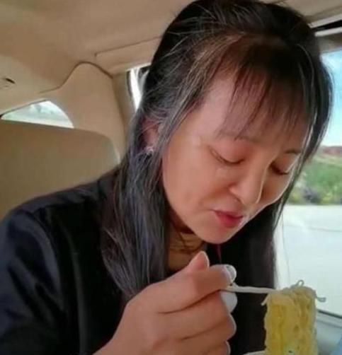 57岁李勤勤窝在车里吃泡面满头白发被批显老曾三度远嫁异国