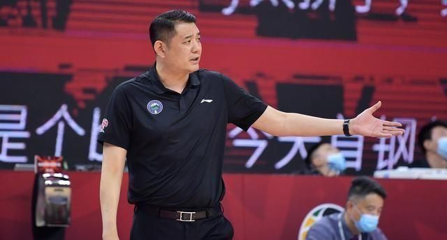 山东男篮球员绰号:贾里芬,鲨鱼,王科比是首发,一王一神是大咖|贾诚