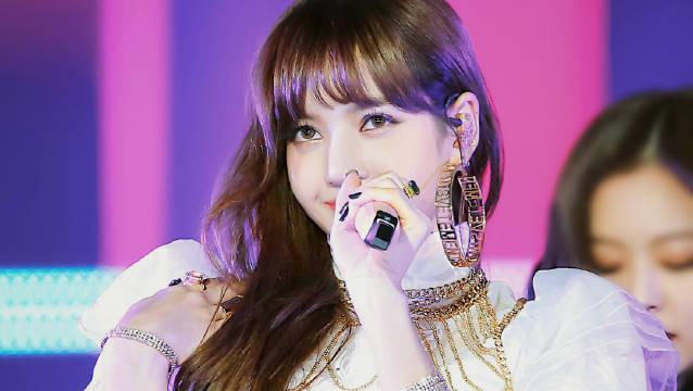 lisa《swalla》直拍 又辣又飒的lisa来了 每看一次就要感叹一次