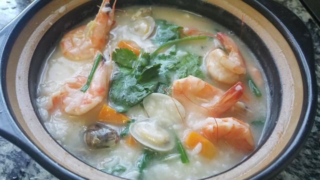 砂锅粥,广东很出名的一道美食,鲜香美味又好吃,做法很简单