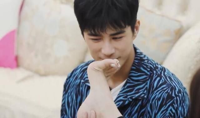 麦迪娜把脚往姜潮脸上伸谁注意他的反应是不是真爱一目了然