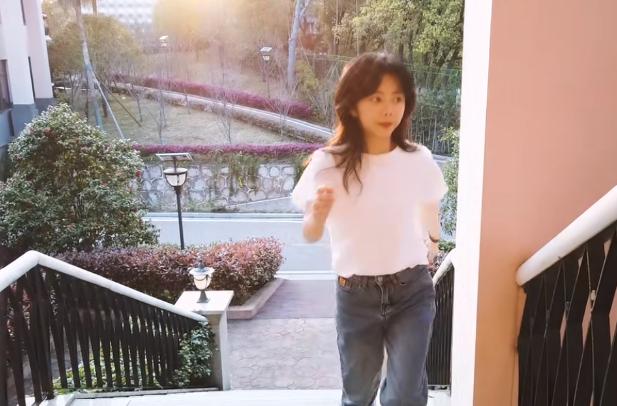 谭松韵豪宅走楼梯进入到室内设计奢华大气
