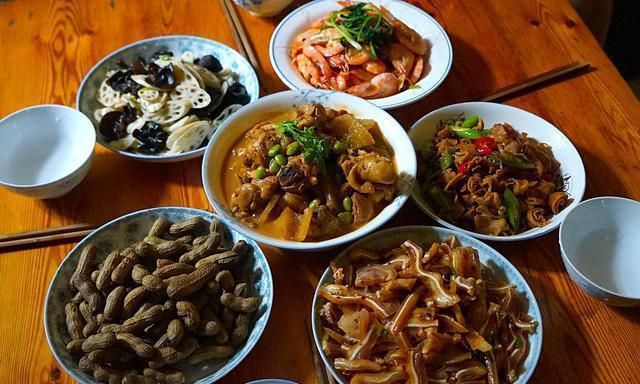 好心给婆婆过生日,做了6菜1汤,网友看完吐槽没硬菜,太抠门了