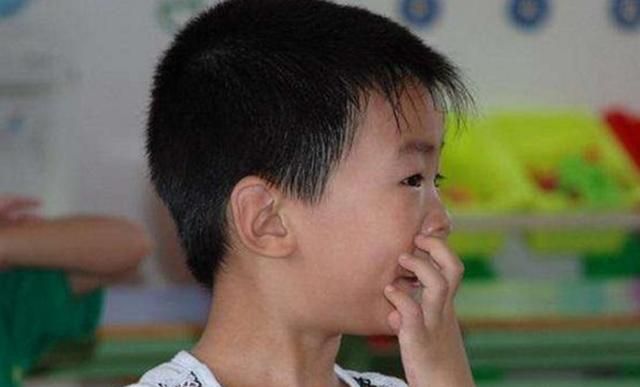 爱"挖鼻孔"的孩子,长大逃不出这2种结局,父母自己心里要有数