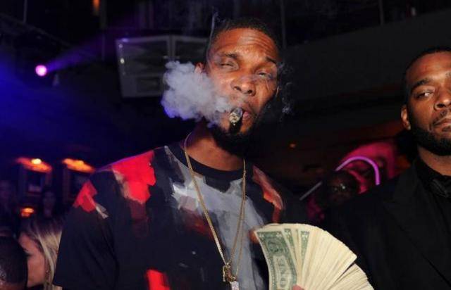 詹姆斯抽雪茄自拍照忧郁眼神像失恋小伙网友这是吐白沫了