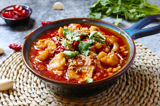 水煮肉片7.翻炒几下后加入适量的盐,鸡粉调味即可,盛入盘中.6.